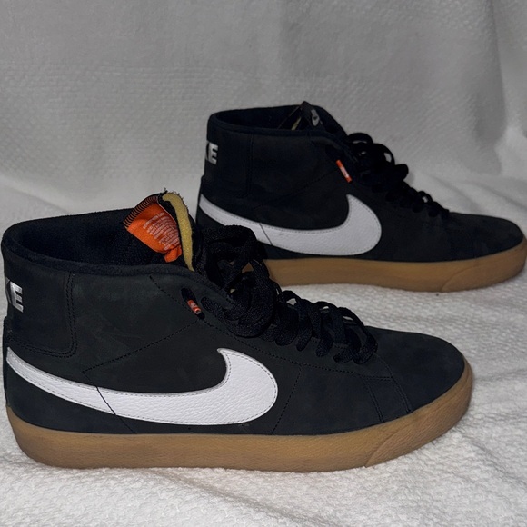 Nike Black and White Men's Sneakers with Gum Sole - Picture 6 of 6